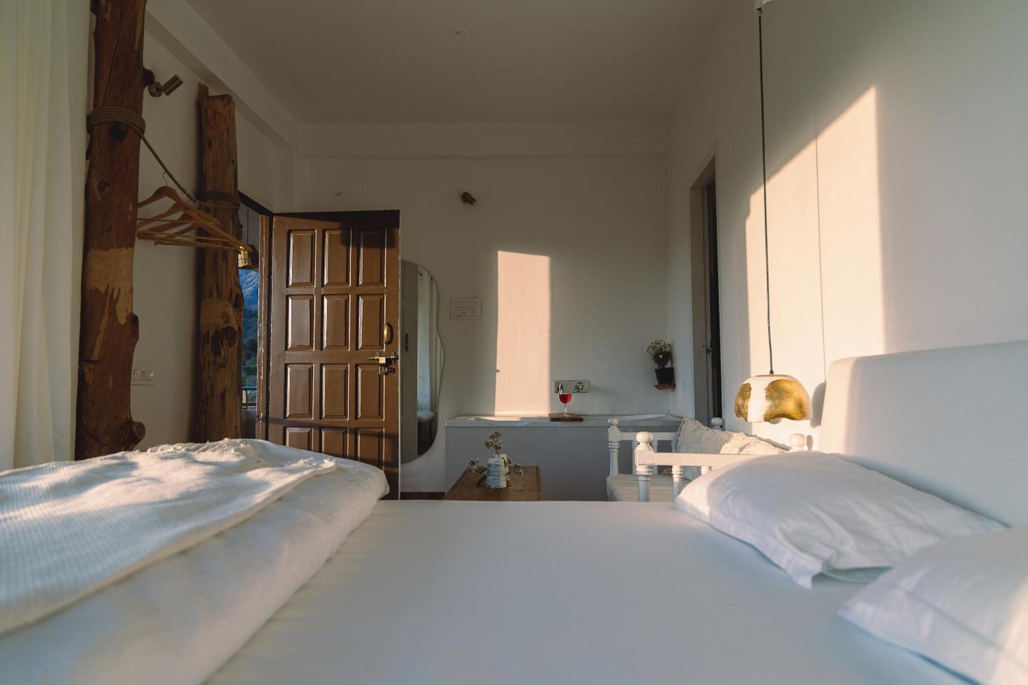 Exstasy Stays - Bathtub Rooms & Cafe - Your Romantic & Cozy Getaway - Thhpsociety - 무크테슈와르 외부 사진
